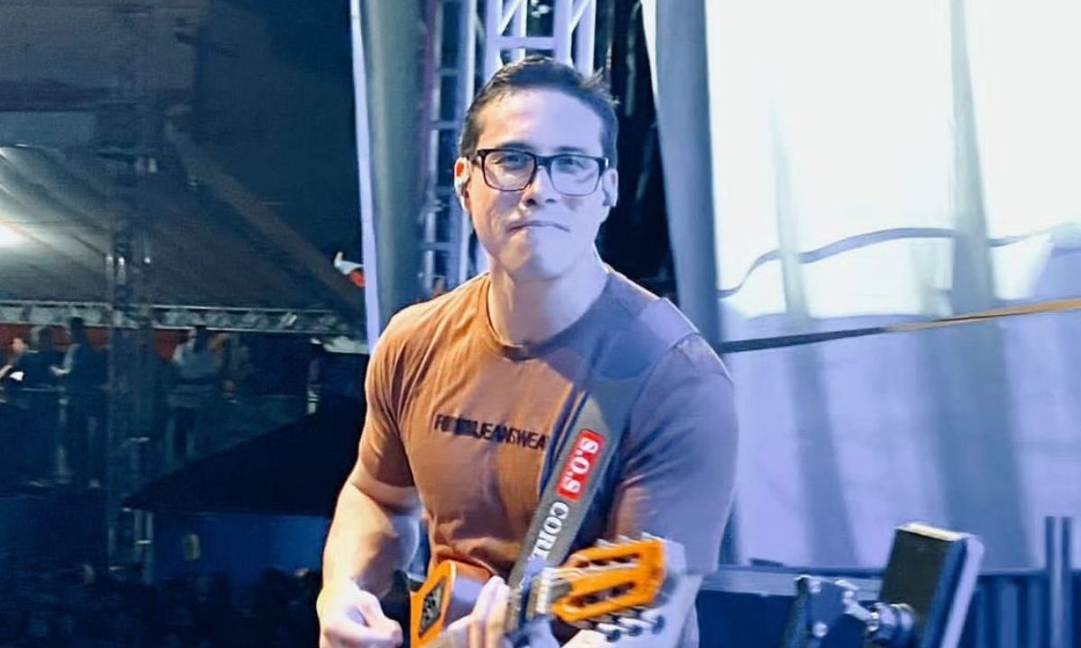 El cantante Ayres Sasaki muere electrocutado tras un abrazo en Brasil.