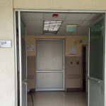 El cuerpo de una mujer permanece abandonado en un hospital de Portoviejo.
