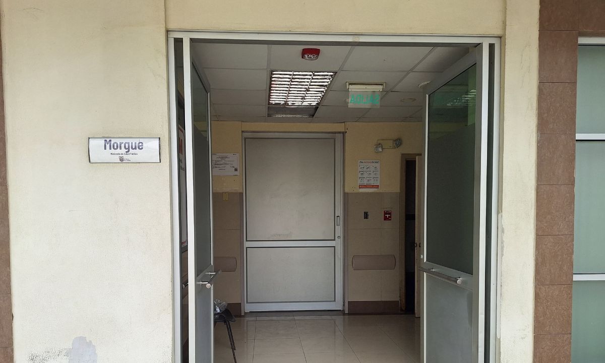 El cuerpo de una mujer permanece abandonado en un hospital de Portoviejo.