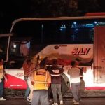 El niño asesinado dentro de un bus de pasajeros, en la provincia de Los Ríos, recibió tres balazos de fusil, informó la Policía.