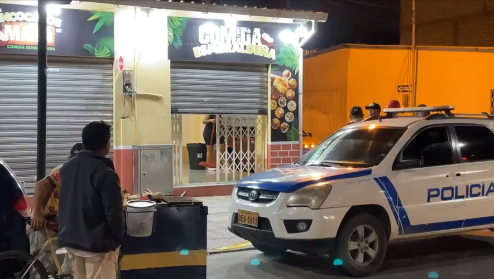le disparan antes de comerse una hamburguesa
