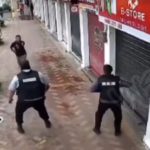 Hombre esposado se escapa de policías, hay un video viral