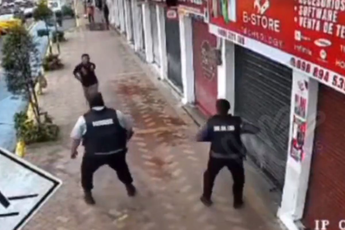 Hombre esposado se escapa de policías, hay un video viral