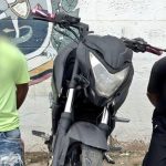 Lo que inició como una persecución en las calles de Salinas, terminó con el decomiso de un importante arsenal de armas de fuego.