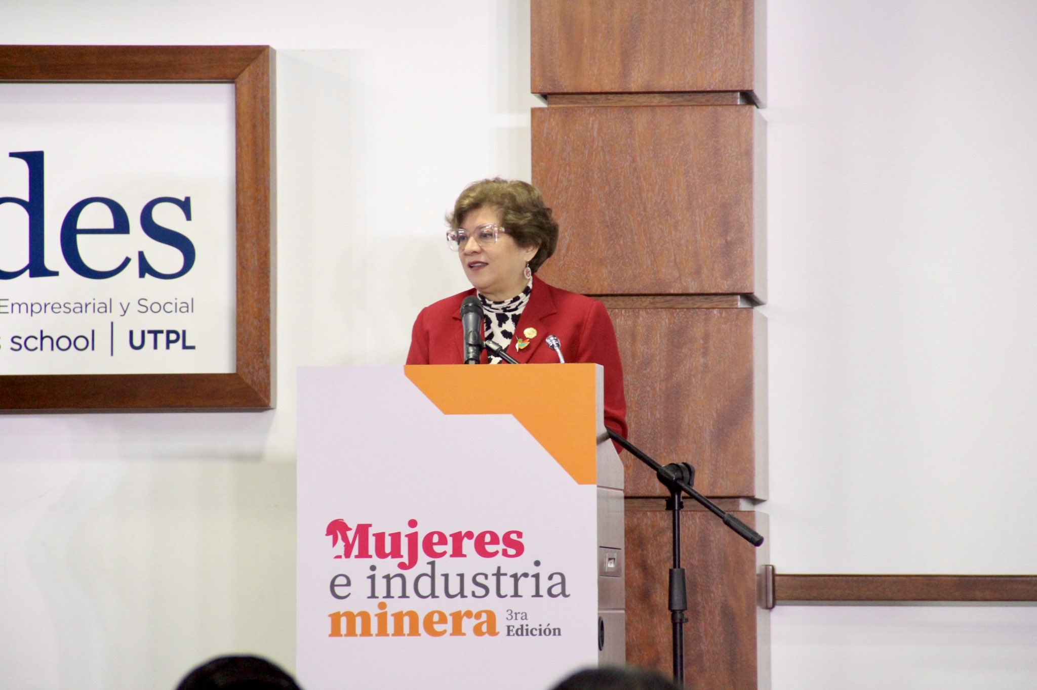 Ministra de Trabajo pide a Contraloría revisar contratos colectivos de 4 empresas públicas