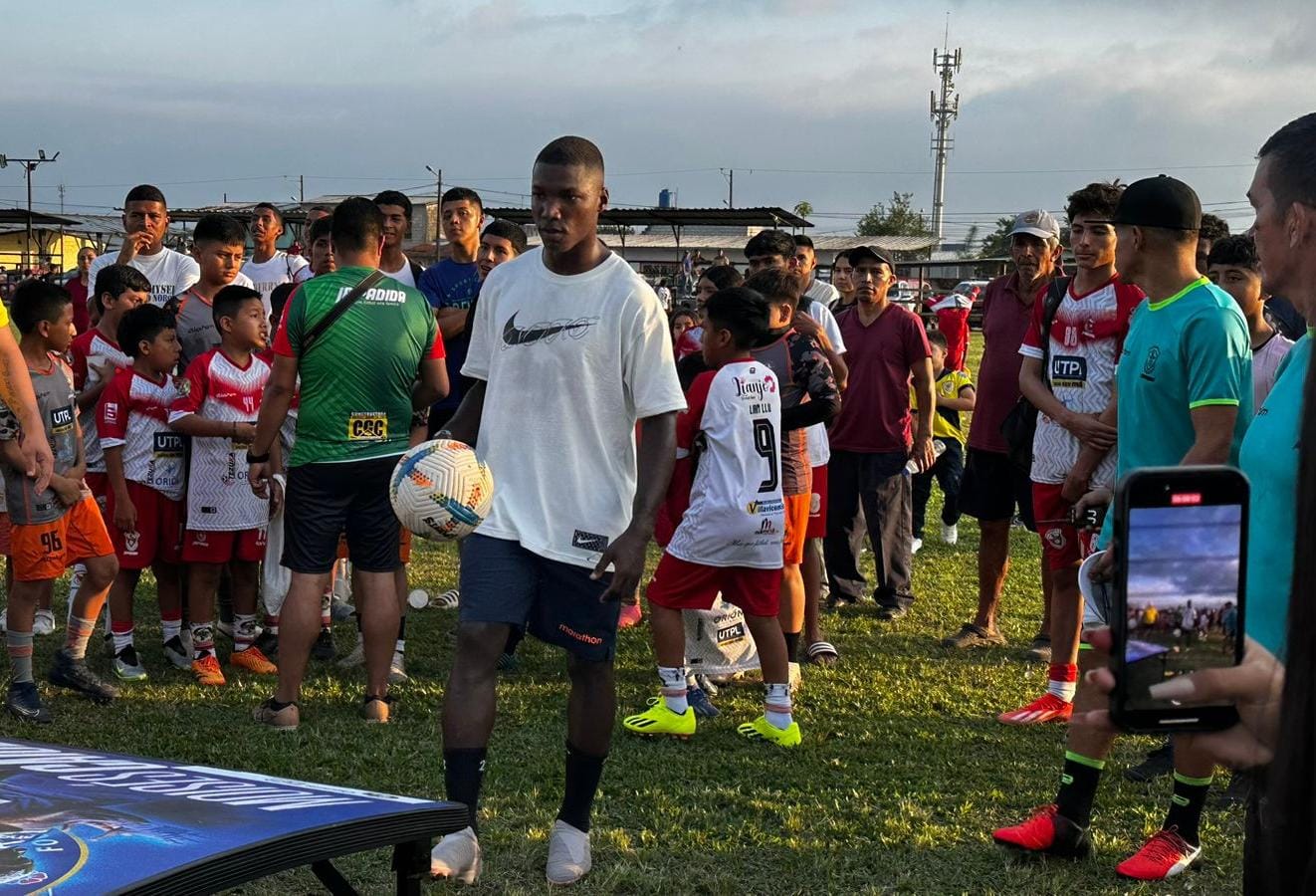 Moises Caicedo, conocido cariñosamente como 'Niño Moi' continúa de vacaciones en su tierra natal, Santo Domingo de los Tsáchilas.