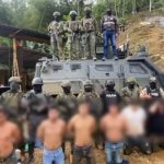 Once hombres fueron detenidos por policías y militares en el cantón Camilo Ponce Enríquez.