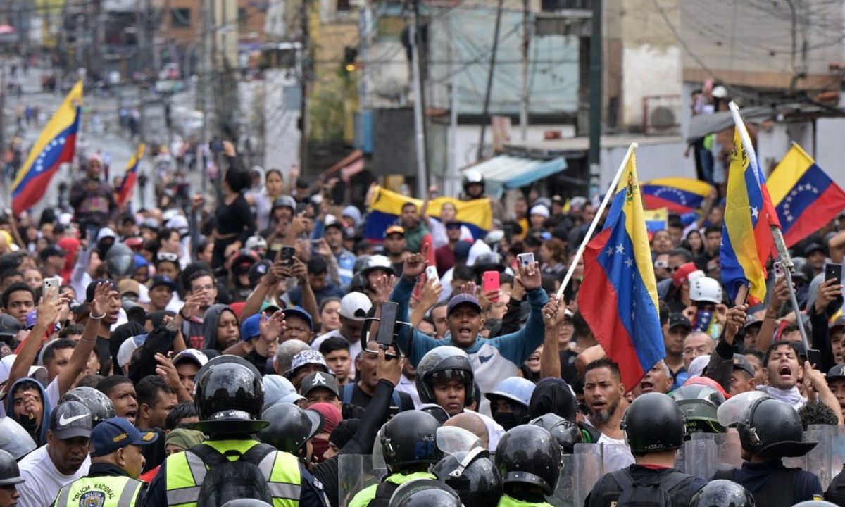 Protestas en varias ciudades de Venezuela tras el triunfo de Nicolás Maduro.