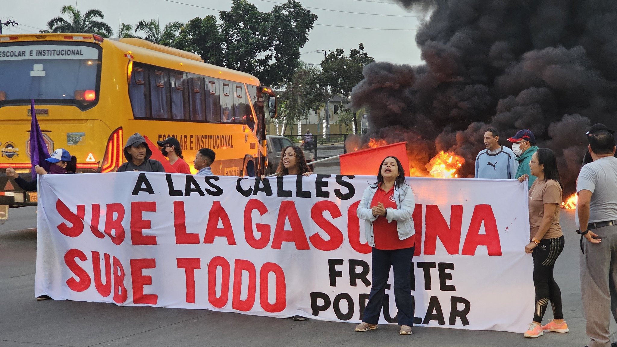 Quemaron llantas en Guayaquil por eliminación de subsidios