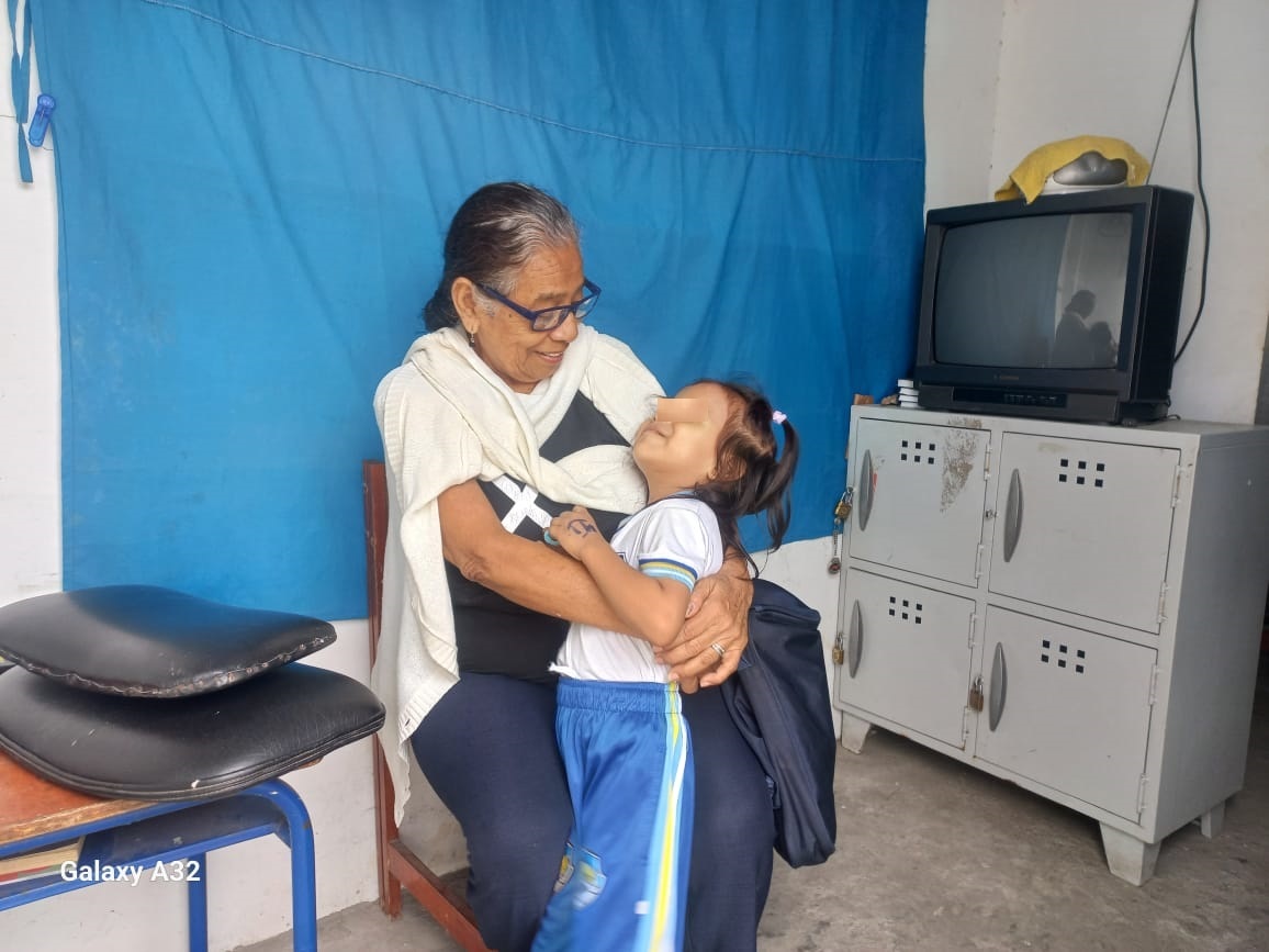 rosa cuida a sus cuatro nietos