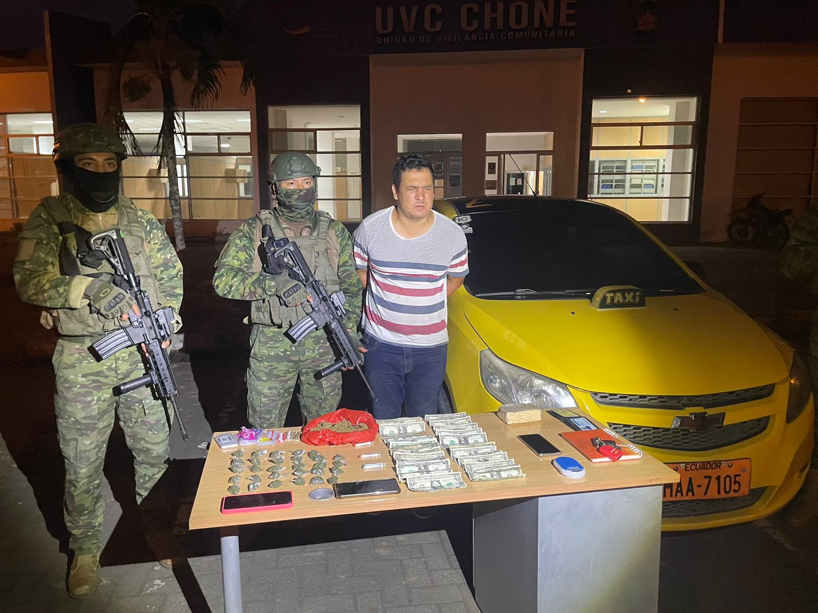 Taxista con droga fue sorprendido por militares, en Chone