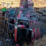 Tragedia en Perú 23 personas mueren al caer bus a un abismo
