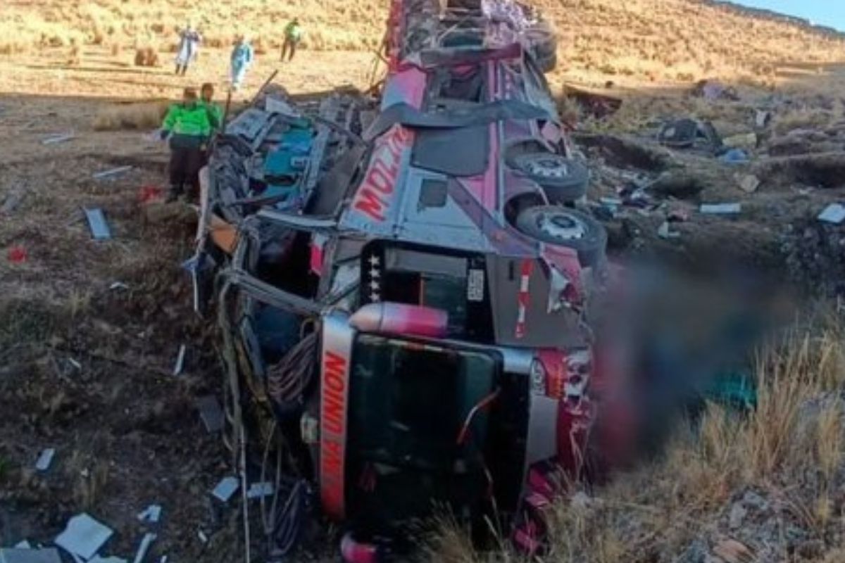 Tragedia en Perú 23 personas mueren al caer bus a un abismo