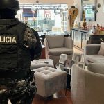 Tres detenidos, entre ellos un funcionario de la UAFE, fueron detenidos tras un operativo contra el delito de lavado de activos.