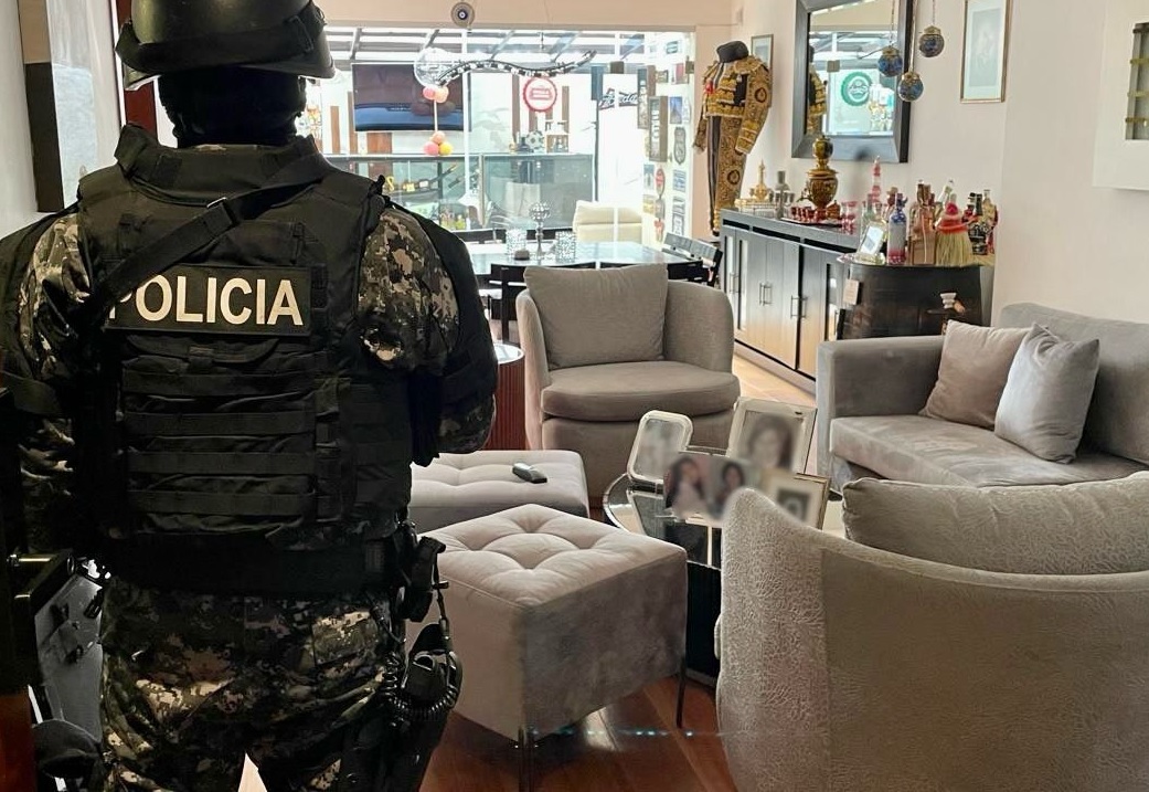 Tres detenidos, entre ellos un funcionario de la UAFE, fueron detenidos tras un operativo contra el delito de lavado de activos.