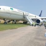 Un avión Airbus-333 por poco se incendia luego de aterrizar de emergencia en el aeropuerto de Peshawar, en Pakistán.