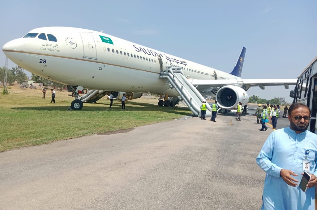 Un avión Airbus-333 por poco se incendia luego de aterrizar de emergencia en el aeropuerto de Peshawar, en Pakistán.
