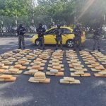 Un taxi en el que se transportaba una considerable cantidad de droga cayó en manos de la Policía Nacional.