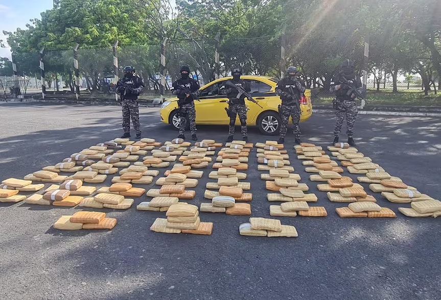 Un taxi en el que se transportaba una considerable cantidad de droga cayó en manos de la Policía Nacional.