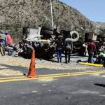 Un taxi terminó completamente destruido y reducido a chatarra tras un violento accidente de tránsito registrado en Guayllabamba.