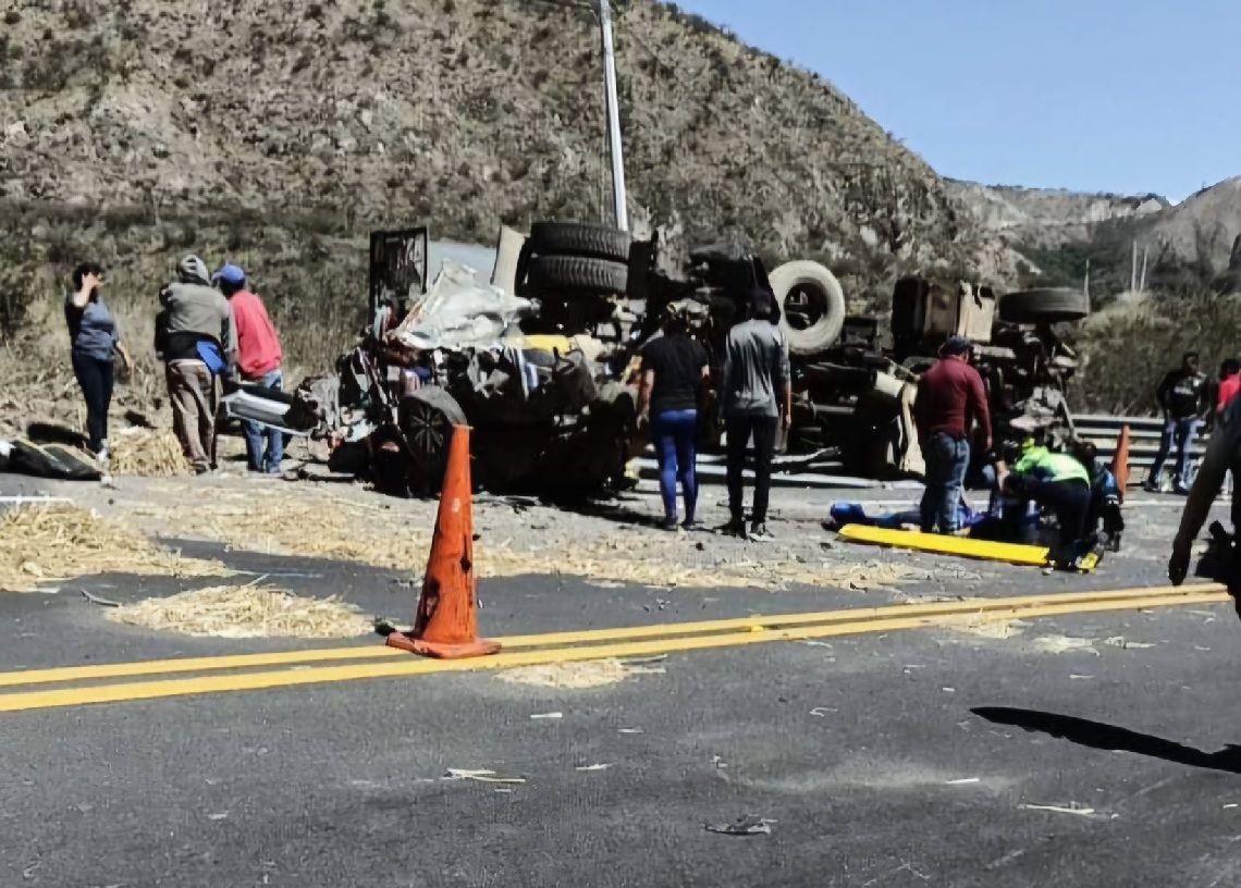 Un taxi terminó completamente destruido y reducido a chatarra tras un violento accidente de tránsito registrado en Guayllabamba.
