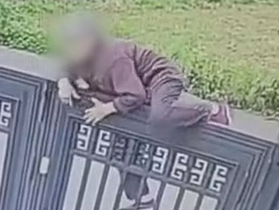 Una mujer china de 92 años de edad escaló un muro de un hogar de ancianos para escapar. Todo quedó grabado por las cámaras del lugar.