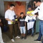 Directora del MIES, Aurora Valle, ministro Andrés Guschmer, y Presidente Daniel Noboa, entregan bono a padre viudo y su hijo