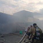 voraz incendio afecta varias viviendas