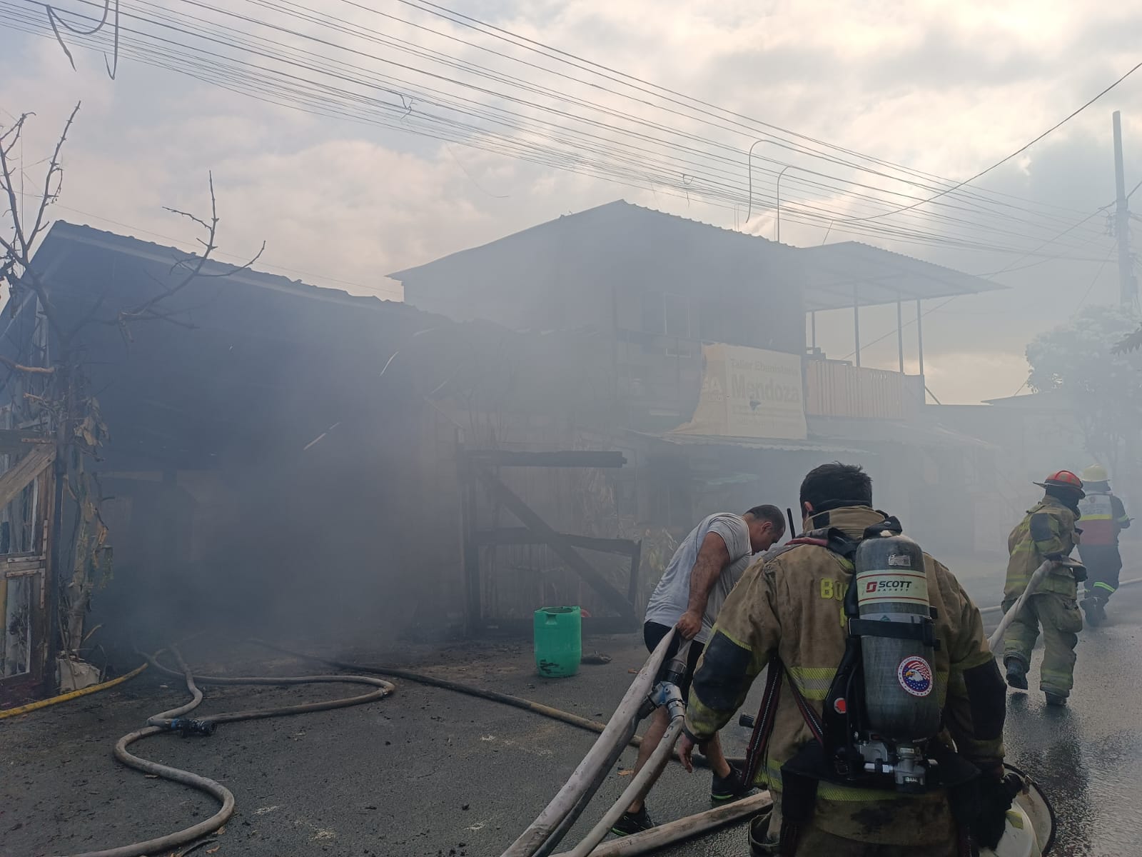 voraz incendio afecta varias viviendas