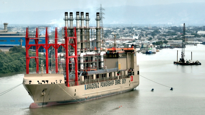 Barcaza turca de generación eléctrica no puede anclar en el río Guayas