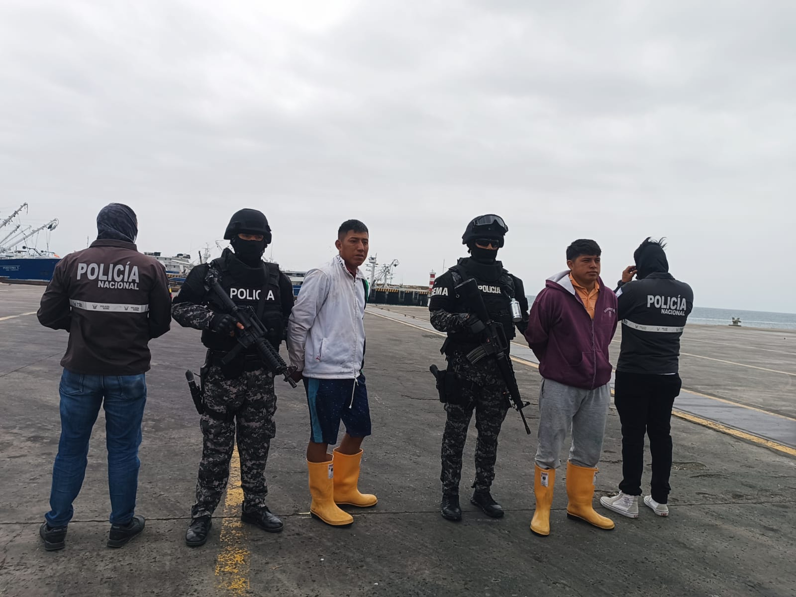 Agentes de la Marina de Ecuador detuvieron a dos pescadores oriundos de Jaramijó por el delito de tráfico de drogas.