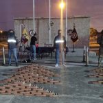 Cuatro hombres a quienes la Policía los calificó como miembros del grupo delictivo Los Lobos, cayeron en Machala, provincia de El Oro.