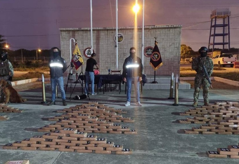 Cuatro hombres a quienes la Policía los calificó como miembros del grupo delictivo Los Lobos, cayeron en Machala, provincia de El Oro.