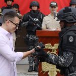 Daniel Noboa entrega armamento a la Policía Nacional.