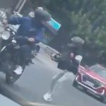 Desde un celular se grabó el momento en que dos delincuentes cometieron un asalto en el Valle de Los Chillos, en Quito.