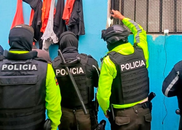 Drogas, armas blancas y hasta 3 mil dólares en efectivo se encontraron en la cárcel El Inca en el norte de Quito.