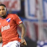 El defensa uruguayo Juan Izquierdo falleció tras permanecer cinco días internado tras desplomarse durante un partido de fútbol.