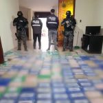 En el balneario de Santa Marianita, en Manta, Manabí, la Policía encontró casi una tonelada de droga dentro de una casa.