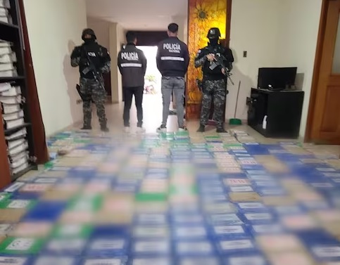 En el balneario de Santa Marianita, en Manta, Manabí, la Policía encontró casi una tonelada de droga dentro de una casa.