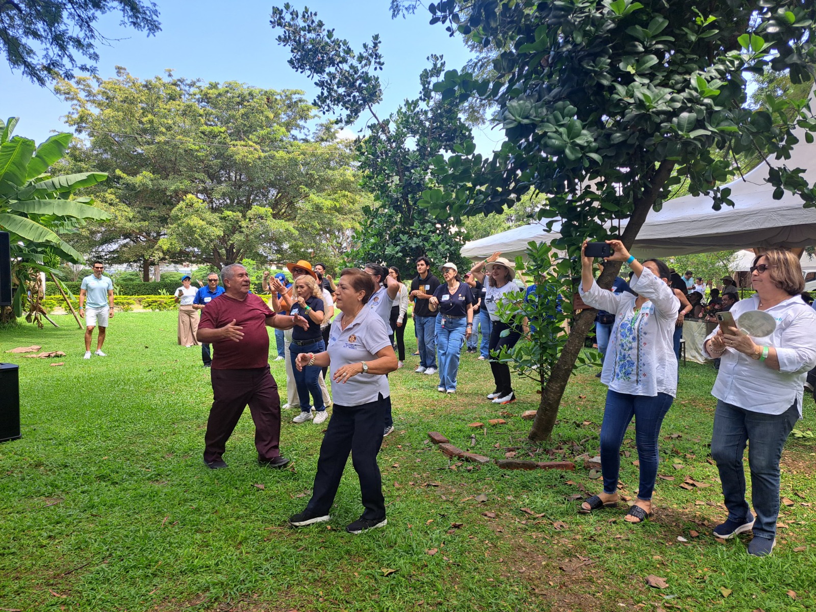 En el Jardín Botánico de Portoviejo se llevó a cabo un encuentro entre todos los clubes rotarios de la provincia.