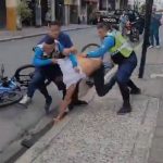 En los golpes terminó un incidente entre el conductor de un auto y dos agentes de la Agencia de Tránsito y Movilidad (ATM).