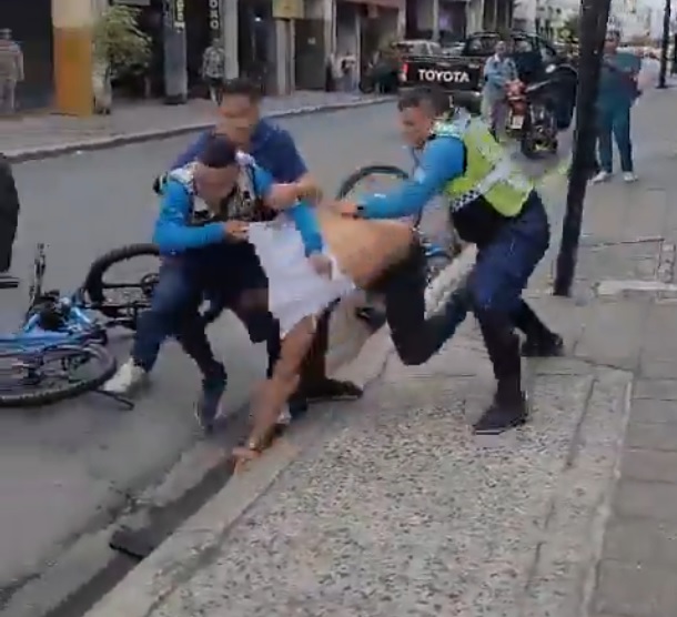 En los golpes terminó un incidente entre el conductor de un auto y dos agentes de la Agencia de Tránsito y Movilidad (ATM).