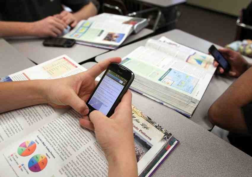 Equipos electrónicos, especialmente los celulares, quedarían prohibidos en las escuelas y colegios de todo el Ecuador.