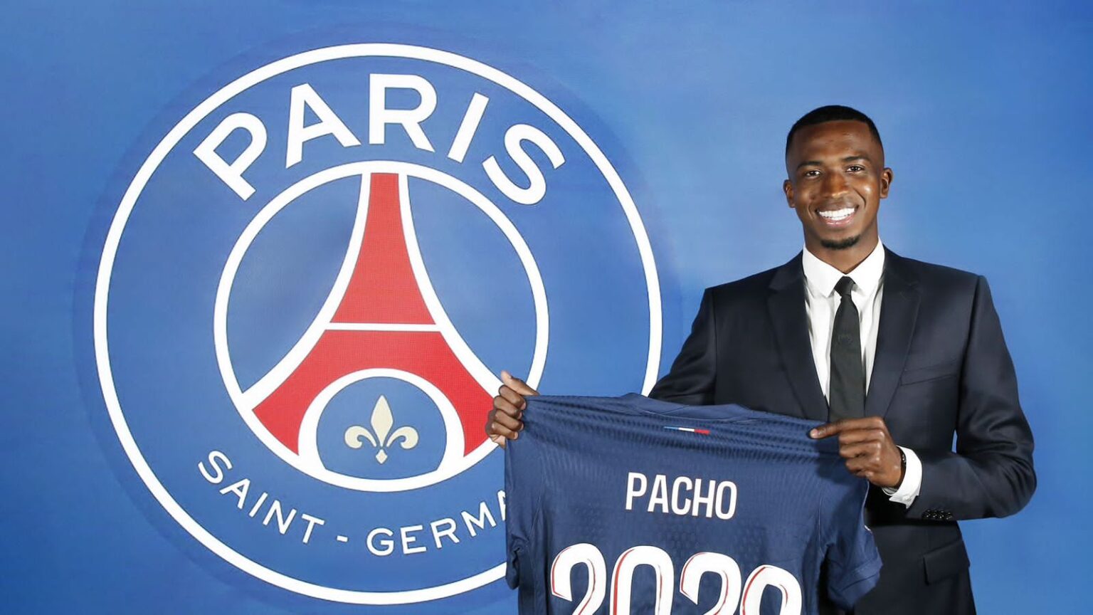 Presentación de William Pacho en el PSG