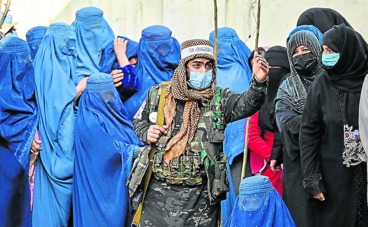 Los talibanes implementaron una nueva normativa en contra de todas las mujeres residentes y no residentes en Afganistán.