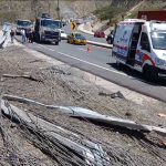 Luego de un aparente fallo en el sistema de los frenos, un camión rodó por un abismo en la vía Guayllabamba-Quito.