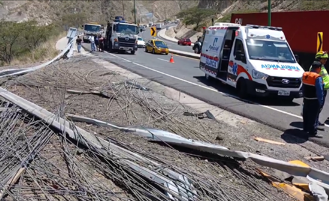 Luego de un aparente fallo en el sistema de los frenos, un camión rodó por un abismo en la vía Guayllabamba-Quito.