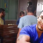 Matthew Molina, médico, asesinado en Babahoyo, es despedido por familiares y amigos.