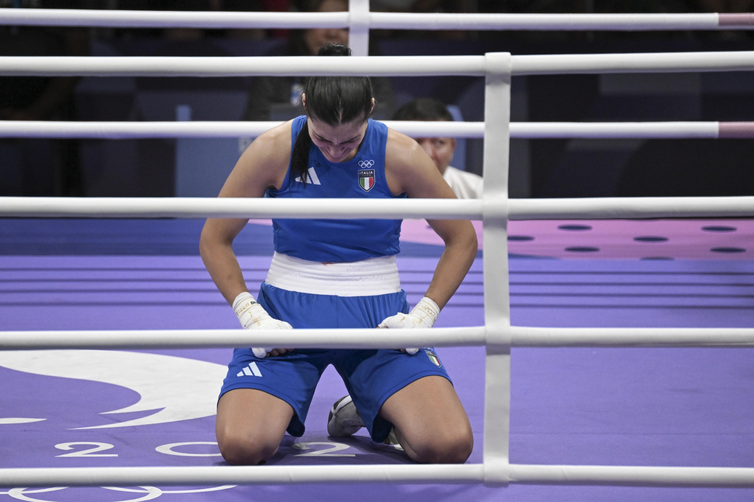 Polémica en París 2024 por boxeadora que no pasó prueba de género; hoy partió una nariz