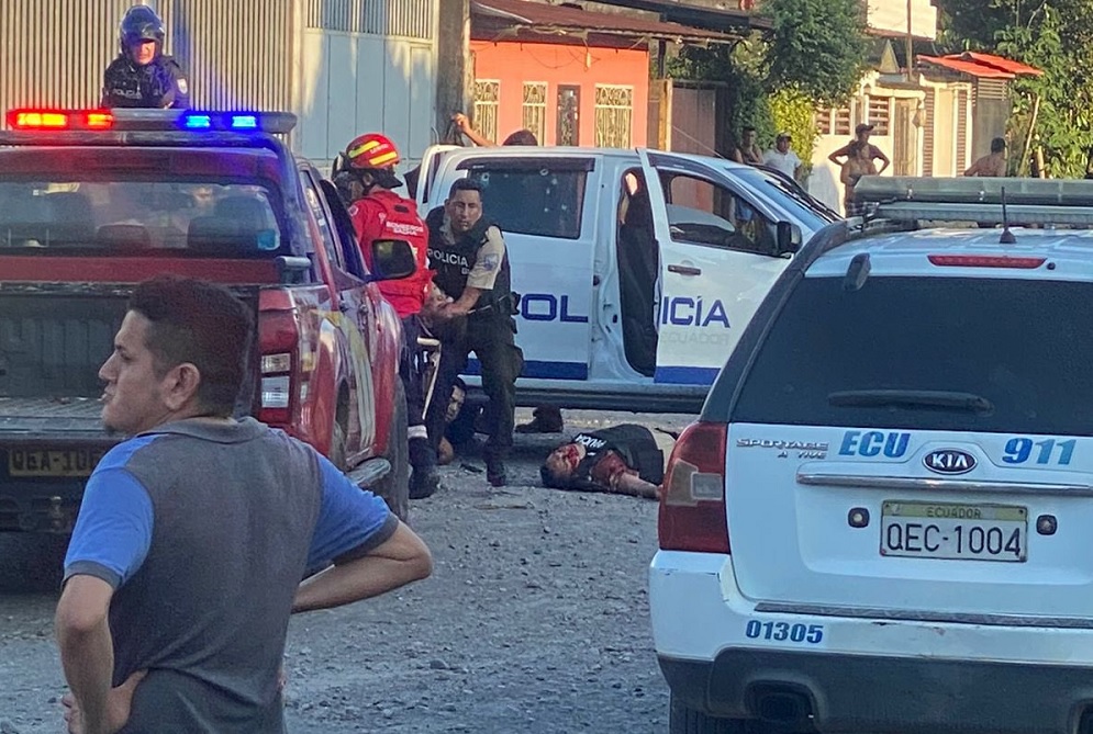 Un supuesto ataque a miembros del grupo delictivo Los Choneros terminó en el asesinato de tres agentes de la Policía Nacional.
